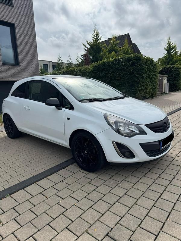 Weiß Gebraucht 2015 Opel Corsa Edition Kleinwagen | 4.750 € (Fairer Preis) - Bild 1/4