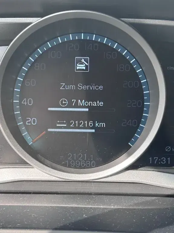 Gebraucht Volvo V60 CC Momentum 190 PS (139 kW) 2015 Schwarz Kombi