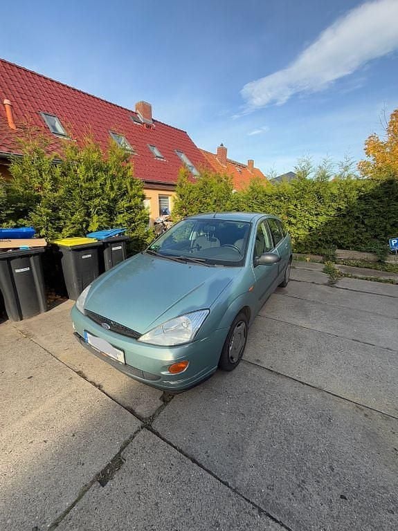 Grün Gebraucht 1999 Ford Focus Trend Limousine | 2.000 € (Fairer Preis) - Bild 1/4
