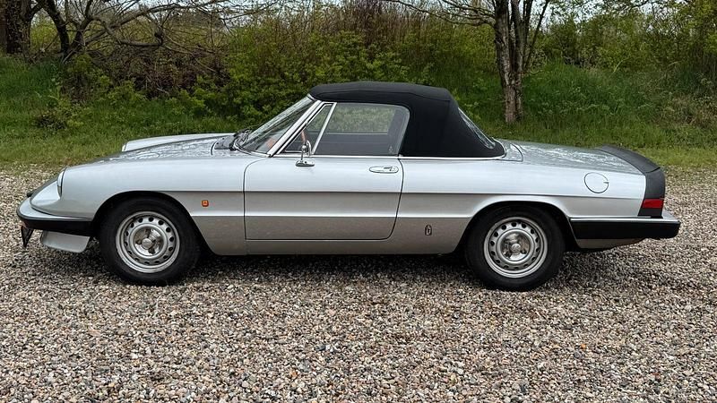 Gebraucht Alfa Romeo Spider 103 PS (75 kW) 1984 Silber Cabrio