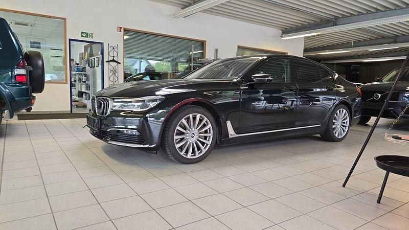 Schwarz Gebraucht 2019 BMW 750 Limousine | 45.800 € - Bild 1/4
