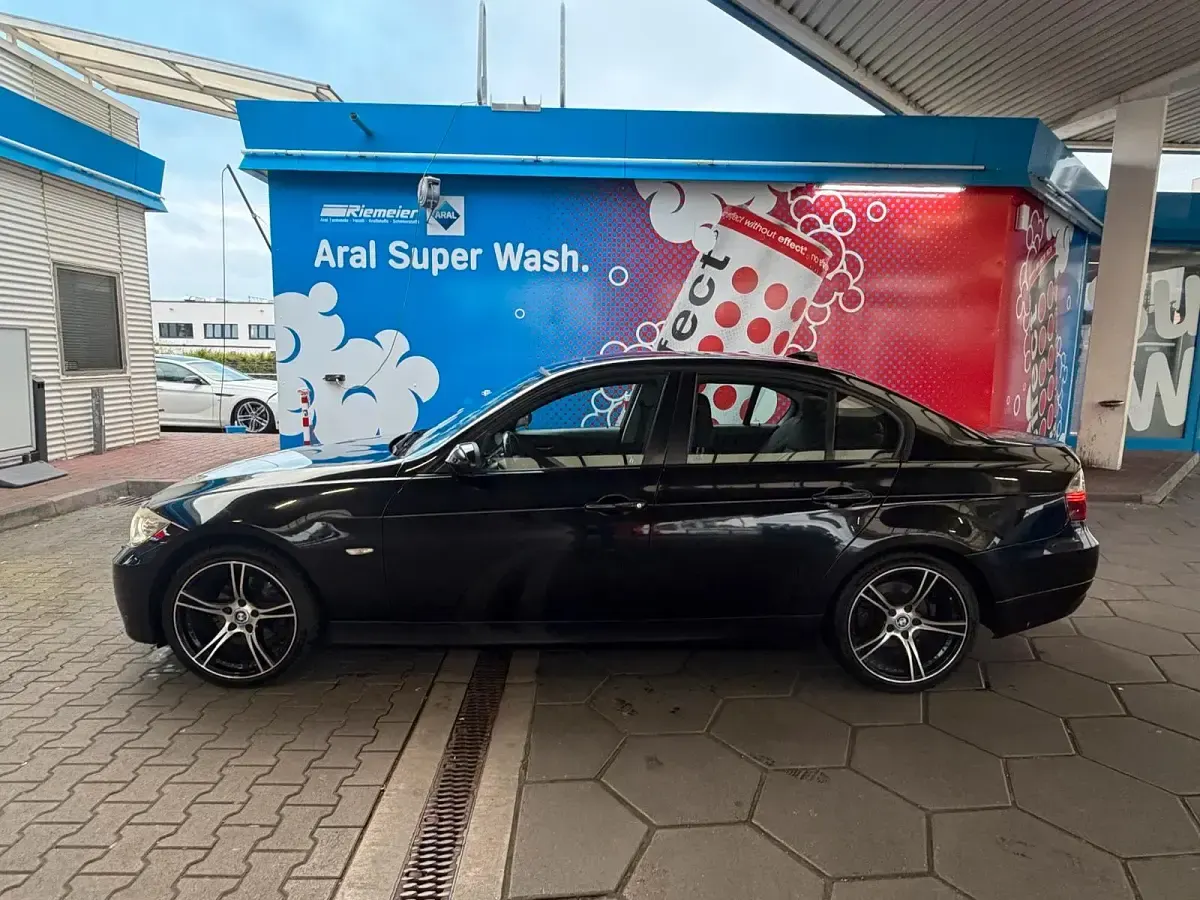 Gebraucht BMW 318 Basis 122 PS (89 kW) 2006 Schwarz Limousine