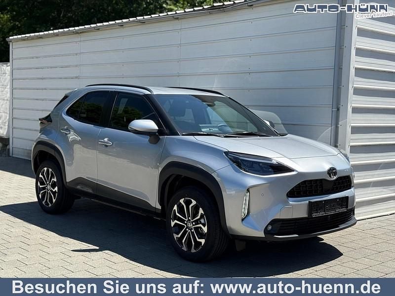 Shimmering silver metallic Neu 2025 Toyota Yaris Cross Comfort SUV | 26.990 € (Fairer Preis) - Bild 1/4