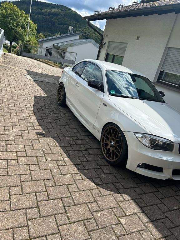 Weiß Gebraucht 2013 BMW 120 M Sport Kleinwagen | 8.900 € (Fairer Preis) - Bild 1/4