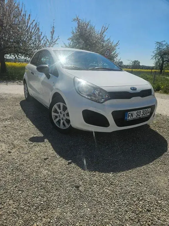 Używany Kia Rio Attract 86 KM (63 kW) 2012 Biały Sedan/Limuzyna
