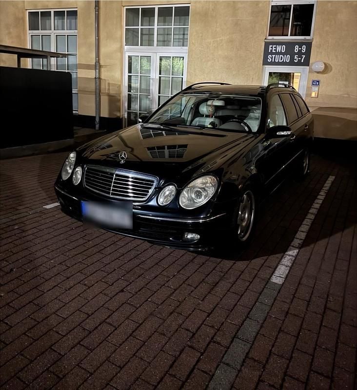 Schwarz Gebraucht 2004 Mercedes E220 Avantgarde Kombi | 2.000 € (Guter Preis) - Bild 1/1