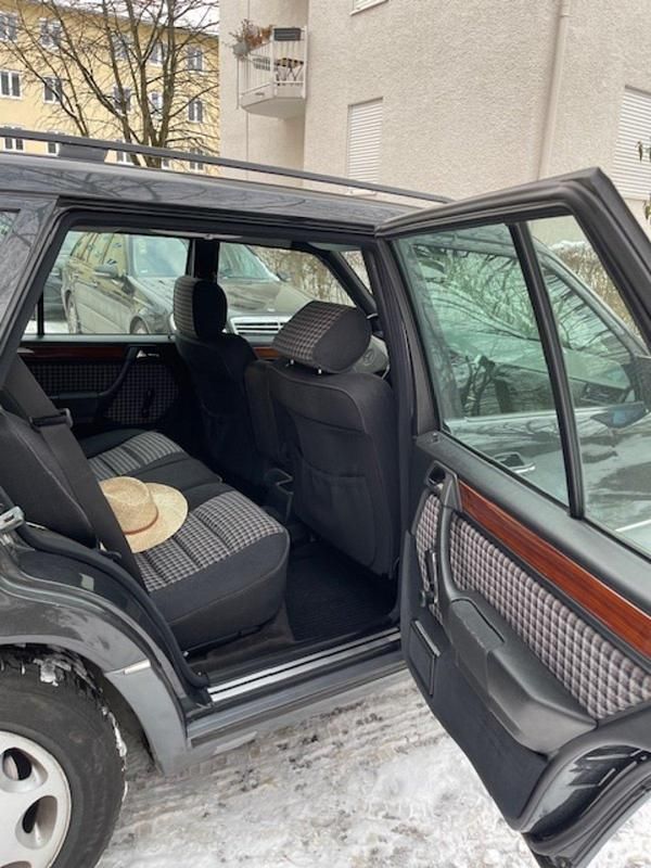Gebraucht Mercedes 220 150 PS (110 kW) 1993 Schwarz Kombi
