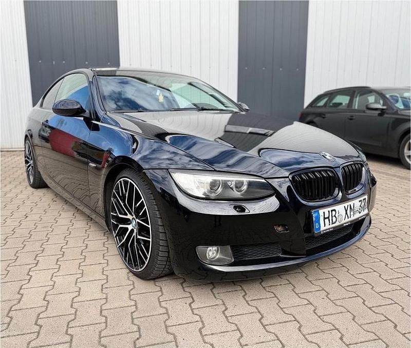Gebraucht BMW 320 177 PS (130 kW) 2008 Schwarz Coupé
