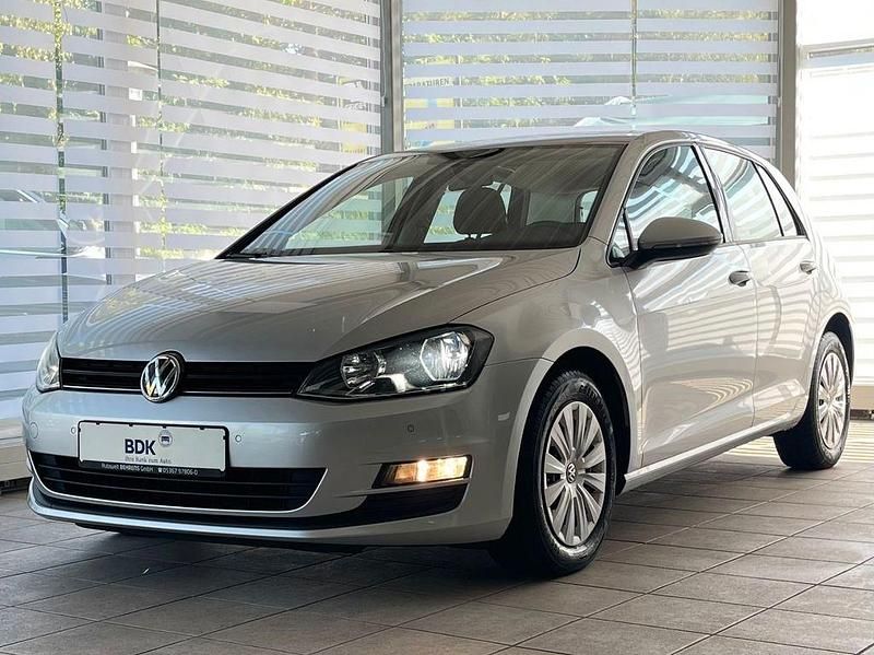 Silber Gebraucht 2017 VW Golf VII Trendline Limousine | 9.899 € (Guter Preis) - Bild 1/4