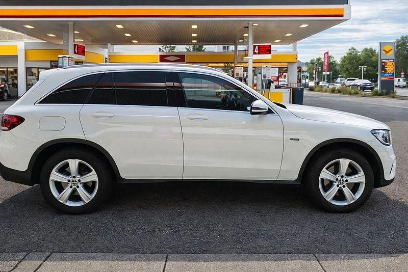 Gebraucht Mercedes GLC300e Business 211 PS (155 kW) 2021 Weiß SUV