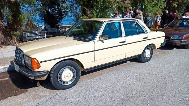 Gebraucht Mercedes 200 94 PS (69 kW) 1976 Beige Limousine