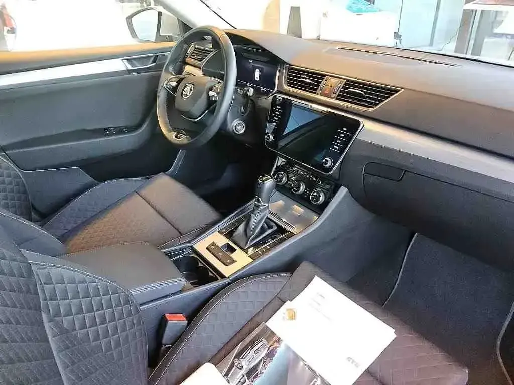 Gebraucht Skoda Superb Ambition 150 PS (110 kW) 2024 Silber Kombi