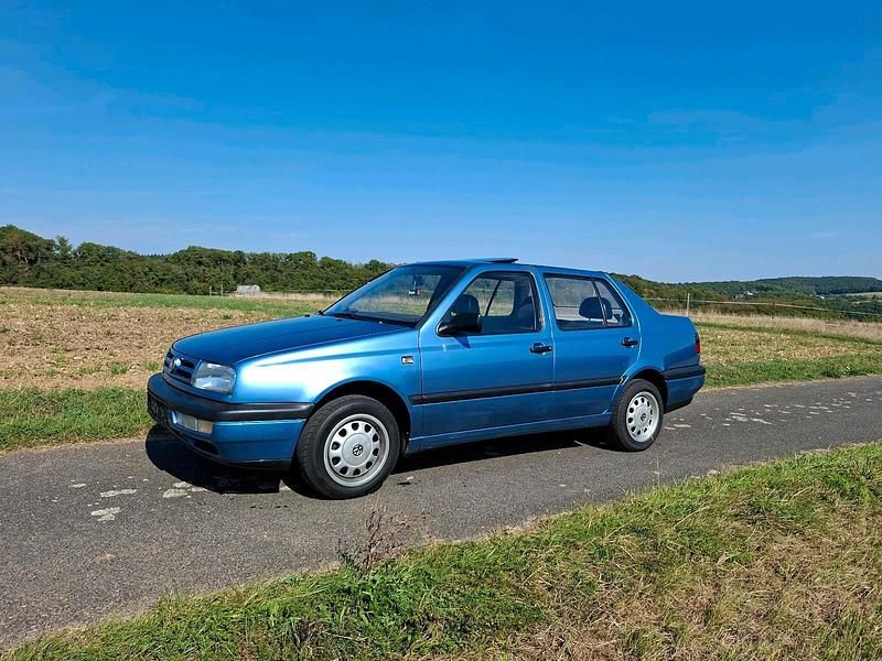 Blau Gebraucht 1993 VW Vento Limousine | 800 € - Bild 1/4