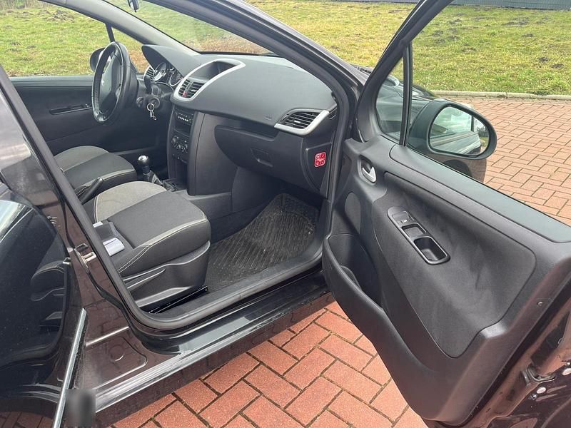 Gebraucht Peugeot 207 95 PS (69 kW) 2011 Schwarz Kleinwagen