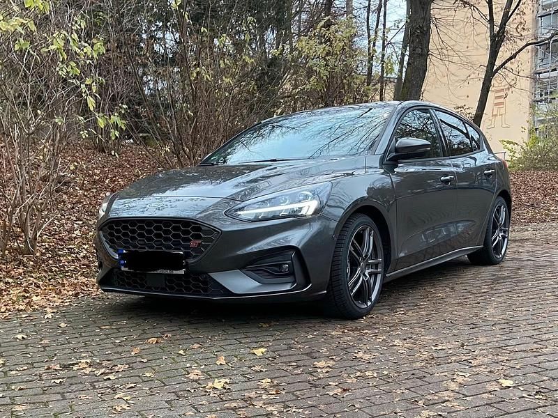 Grau Gebraucht 2020 Ford Focus ST Limousine | 24.999 € (Etwas zu teuer) - Bild 1/4