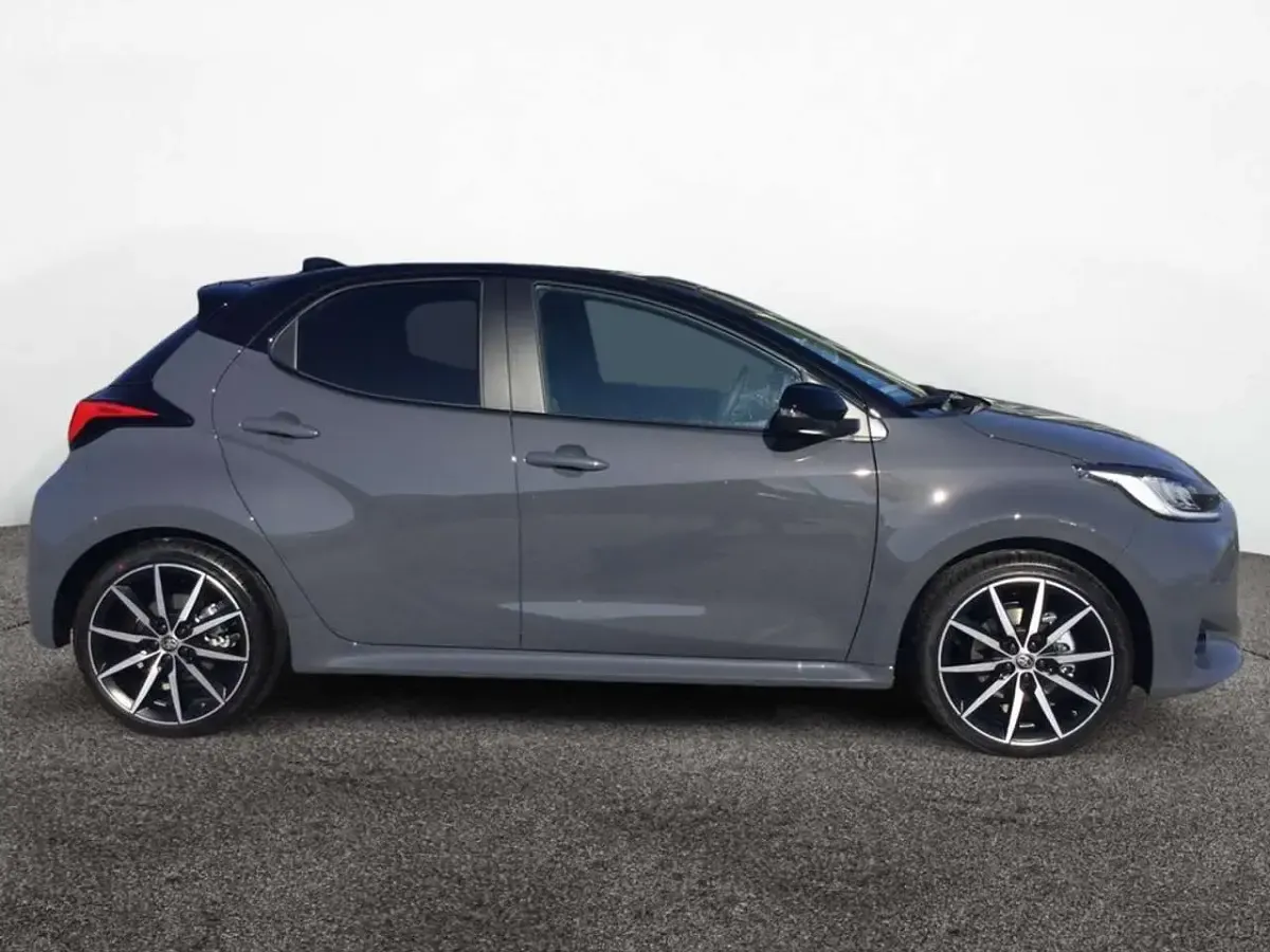 Gebraucht Toyota Yaris Sport 131 PS (96 kW) 2025 Ash grey metallic / black Kleinwagen