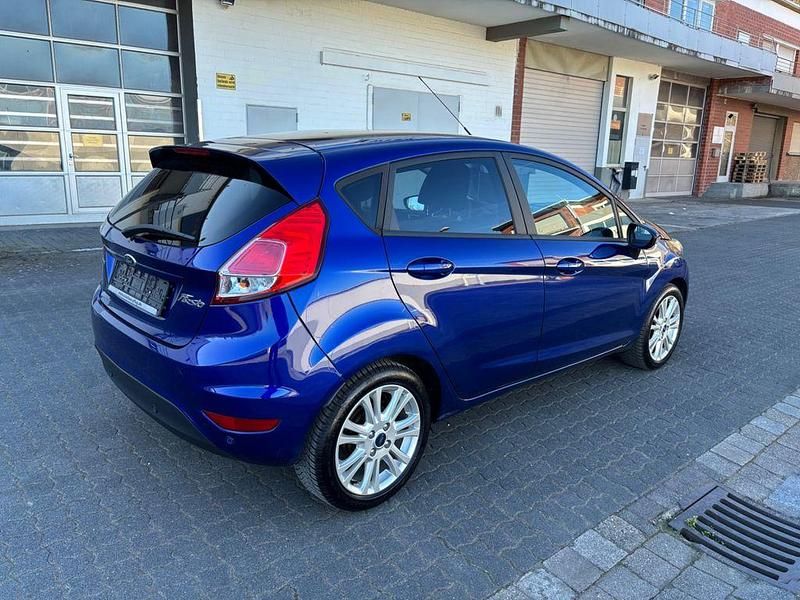 Gebraucht Ford Fiesta Titanium 101 PS (74 kW) 2014 Blau Kleinwagen