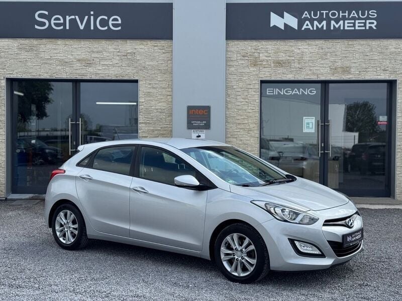 Silber Gebraucht 2015 Hyundai i30 Edition Limousine | 9.999 € (Fairer Preis) - Bild 1/2
