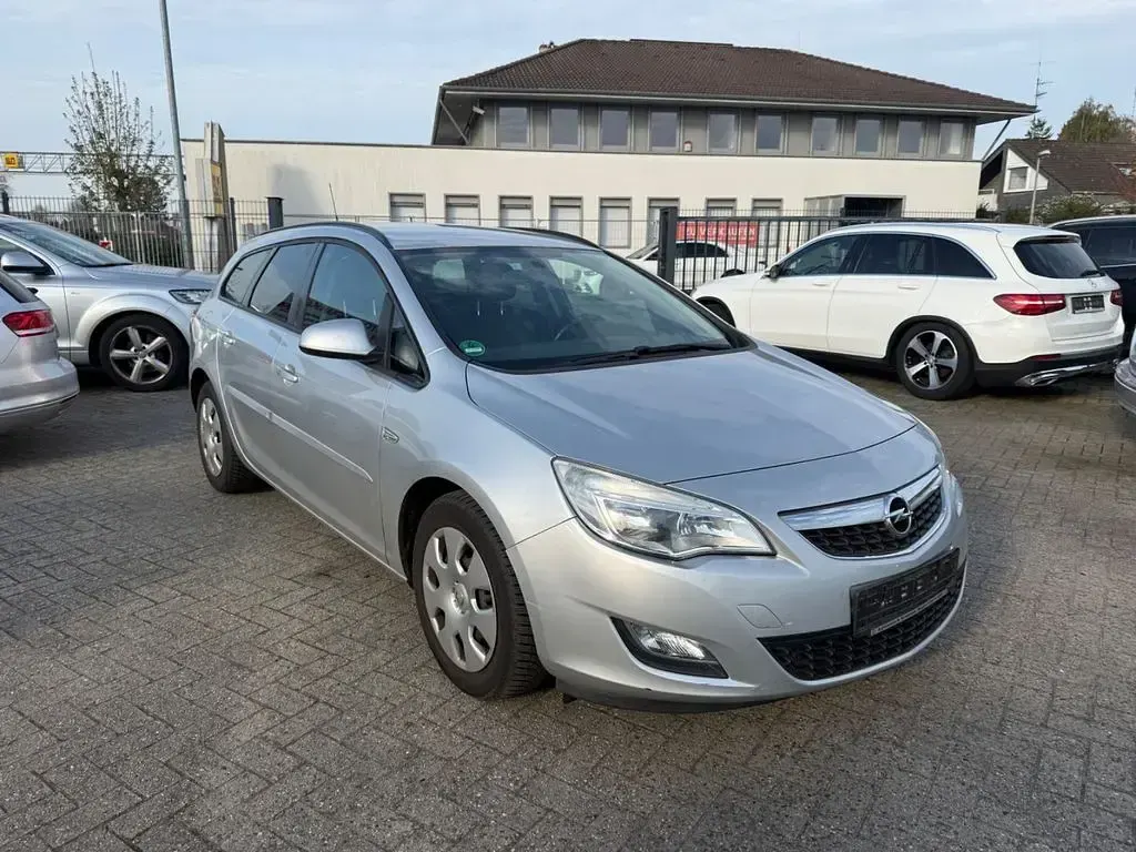 Używany Opel Astra Design Edition 95 KM (69 kW) 2011 Srebrny Kombi