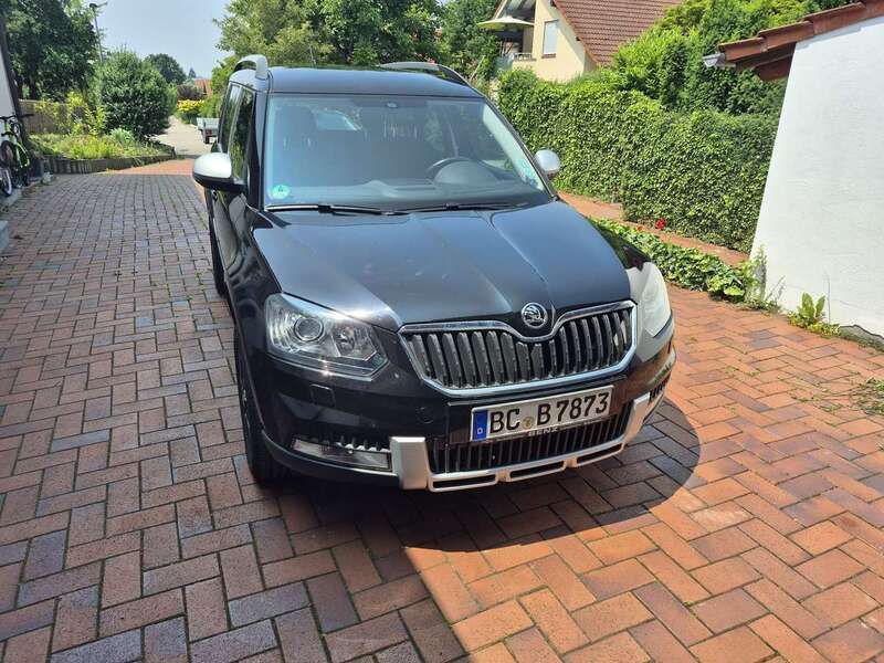Schwarz Gebraucht 2015 Skoda Yeti Outdoor Adventure SUV | 10.800 € - Bild 1/4