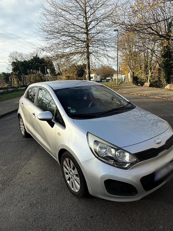 Silber Gebraucht 2012 Kia Rio Kleinwagen | 3.000 € (Fairer Preis) - Bild 1/4