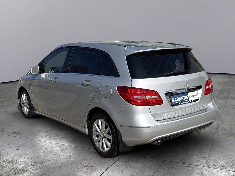Gebraucht Mercedes B180 122 PS (89 kW) 2012 Silber Van / Kleinbus