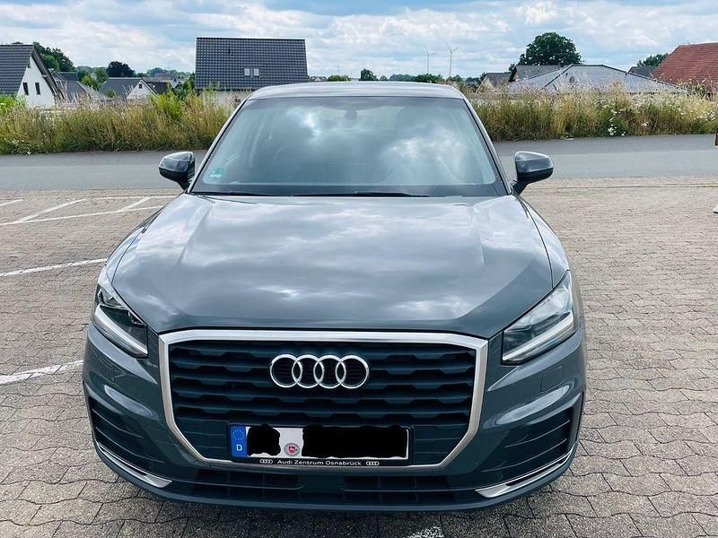 Grau Gebraucht 2019 Audi Q2 SUV | 15.555 € (Superpreis) - Bild 1/4