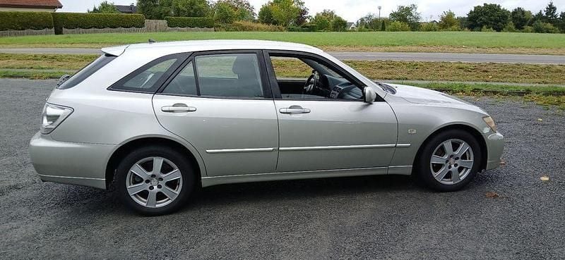 Silber Gebraucht 2003 Lexus IS200 Sport Line Limousine | 7.800 € (Fairer Preis) - Bild 1/4