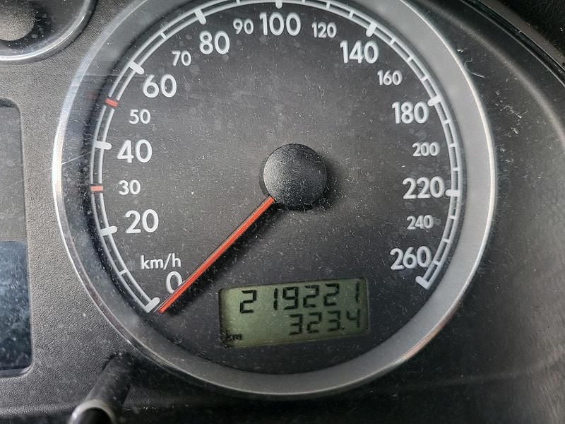 Usata VW Passat 101 CV (74 kW) 2003 Argento Berlina