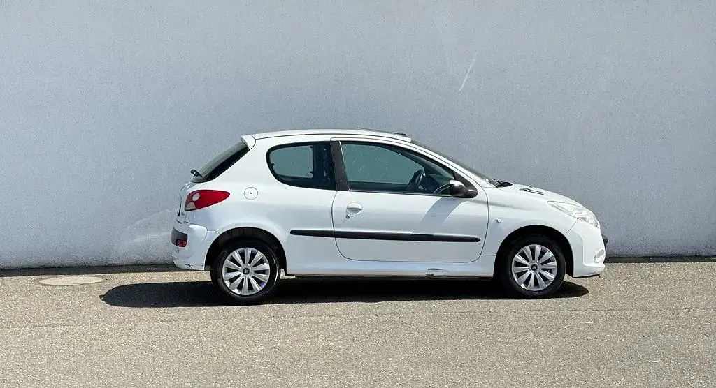 Gebraucht Peugeot 206+ 73 PS (53 kW) 2012 Weiß Kleinwagen