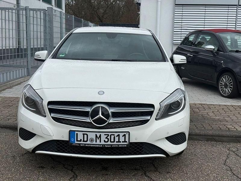 Gebraucht Mercedes A180 122 PS (89 kW) 2015 Weiß Limousine