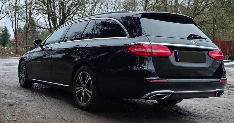 Gebraucht Mercedes E220 194 PS (142 kW) 2019 Schwarz Limousine