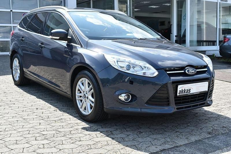 Grau Gebraucht 2012 Ford Focus Titanium Limousine | 4.650 € (Guter Preis) - Bild 1/4