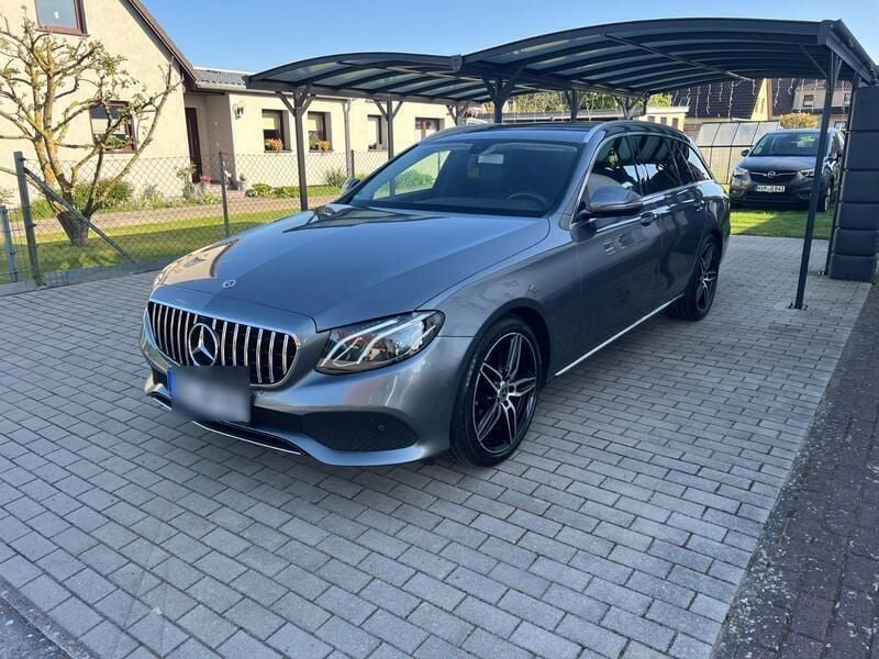 Grau Gebraucht 2019 Mercedes E220 Kombi | 24.500 € (Guter Preis) - Bild 1/4