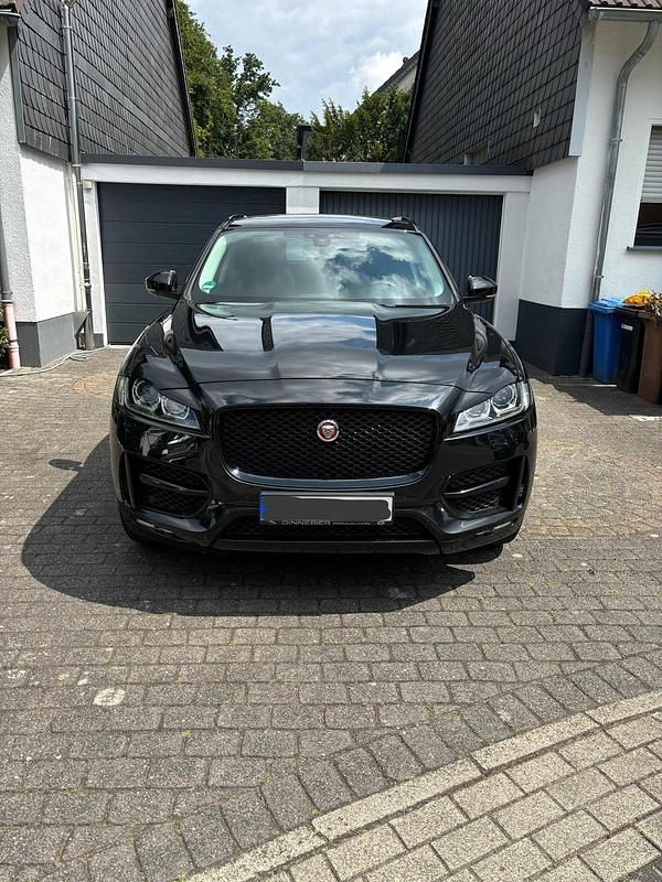 Schwarz Gebraucht 2018 Jaguar F-Pace R-Sport SUV | 26.500 € (Etwas zu teuer) - Bild 1/4