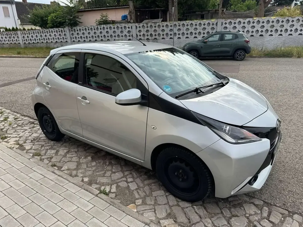 Gebraucht Toyota Aygo Edition-S 69 PS (50 kW) 2016 Grau Kleinwagen
