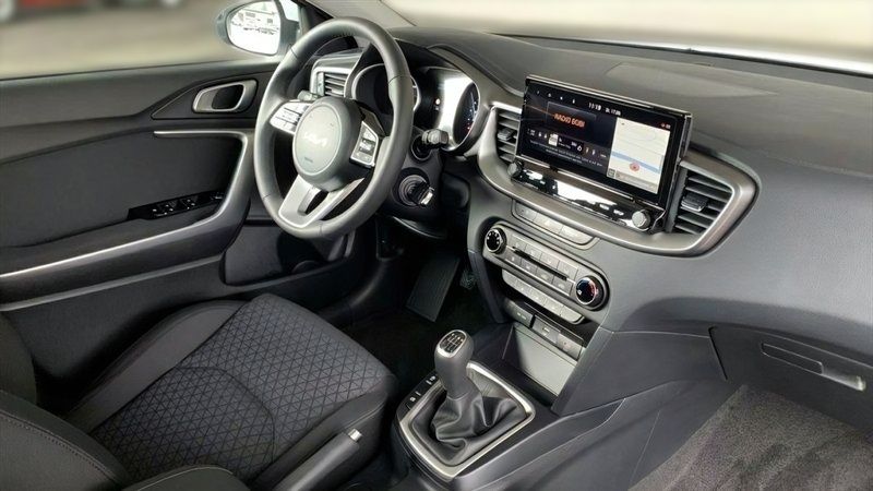 Neu Kia Ceed 101 PS (74 kW) 2025 Weiß Kleinwagen