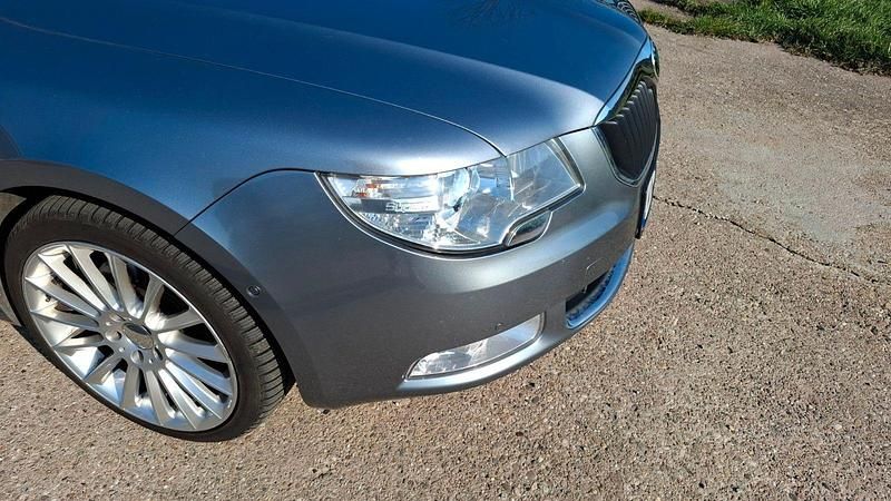 Gebraucht Skoda Superb Elegance 160 PS (117 kW) 2012 Grau Limousine
