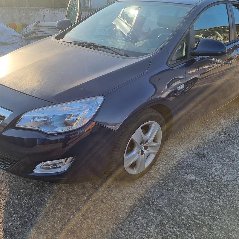 Gebraucht Opel Astra Selection 95 PS (69 kW) 2011 Blau Limousine