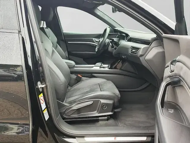 Gebraucht Audi e-tron Sportback S-Line 300 kW (408 PS) 2023 Mythosschwarz metallic SUV