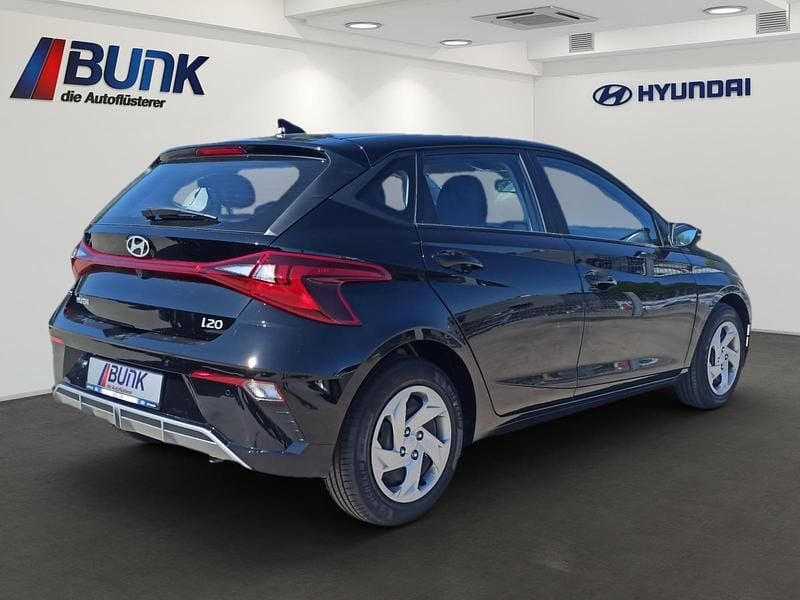 Neu Hyundai i20 Select 101 PS (74 kW) 2025 Phantom black Limousine