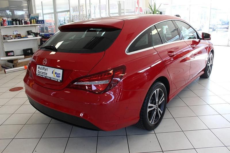 Gebraucht Mercedes CLA200 Shooting Brake 136 PS (100 kW) 2017 Rot Kombi