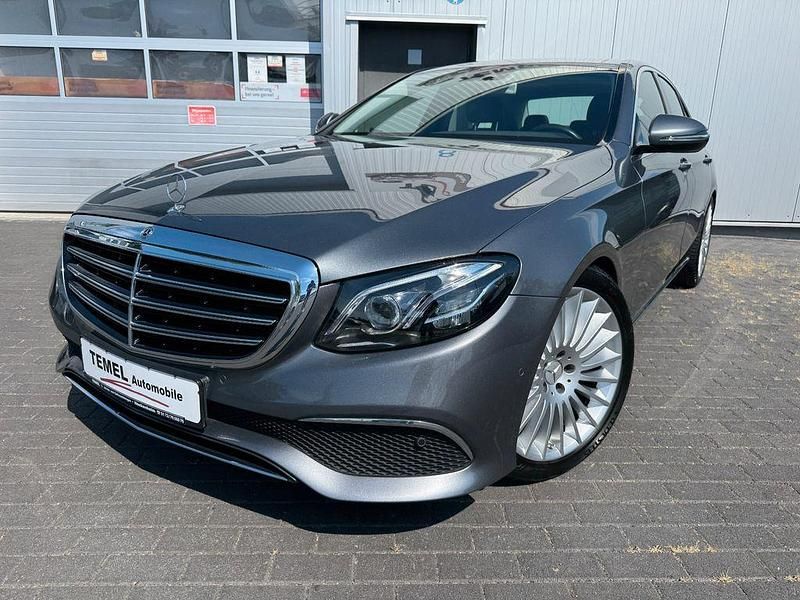 Grau Gebraucht 2018 Mercedes E220 Exclusive Limousine | 31.490 € (Fairer Preis) - Bild 1/4