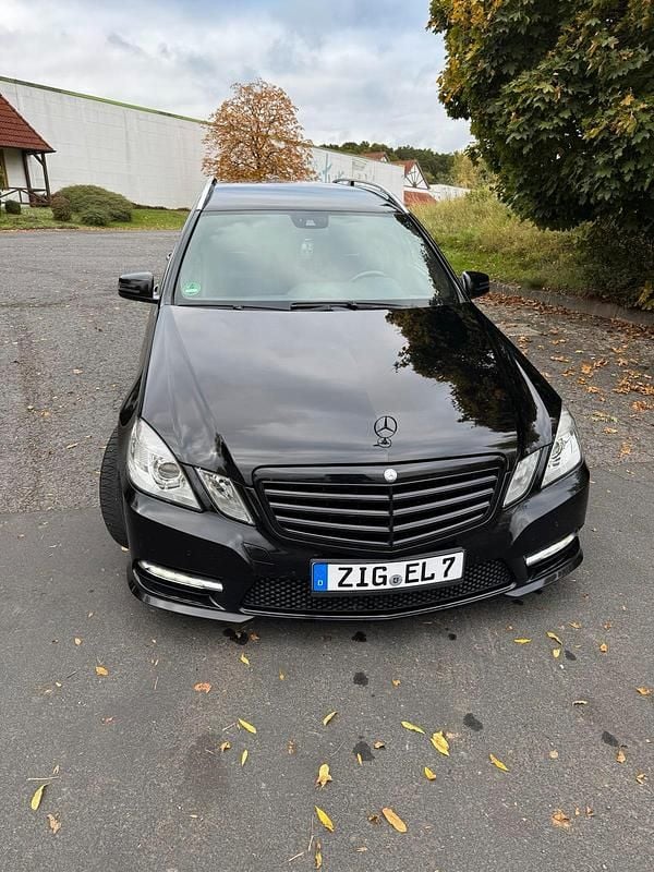 Gebraucht Mercedes E220 AMG line 170 PS (125 kW) 2012 Schwarz Limousine