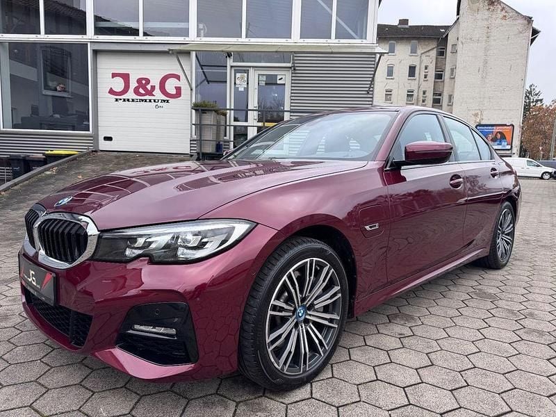 Rot Gebraucht 2022 BMW 330e M Sport Limousine | 27.499 € (Superpreis) - Bild 1/4