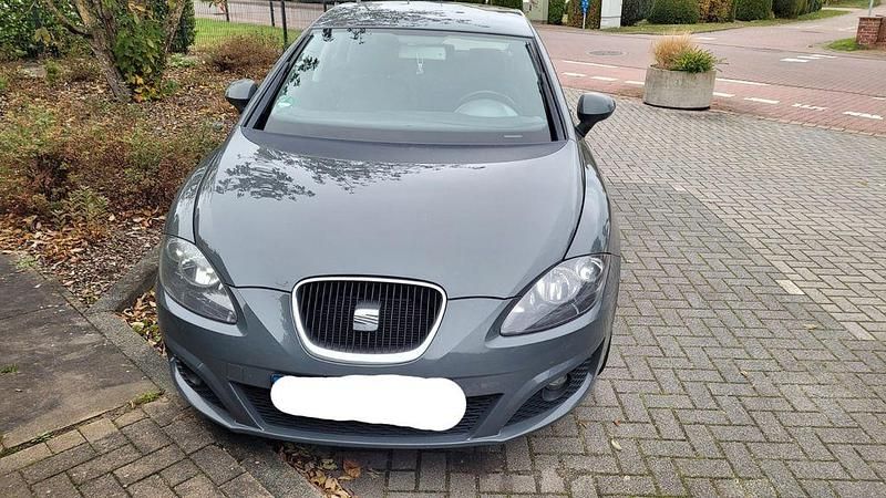 Grau Gebraucht 2010 Seat Leon Style Limousine | 5.000 € (Fairer Preis) - Bild 1/4