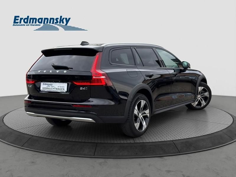 Gebraucht Volvo V60 CC Plus 197 PS (144 kW) 2023 Onyx black (schwarz) Kombi