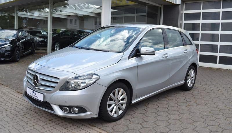 Silber Gebraucht 2013 Mercedes B180 Van / Kleinbus | 8.900 € (Fairer Preis) - Bild 1/4