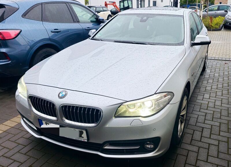 Silber Gebraucht 2015 BMW 520 Sport Line Limousine | 22.999 € (Teuer) - Bild 1/4