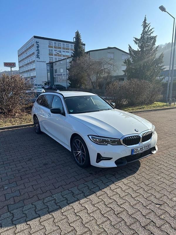 Gebraucht BMW 330e Sport Line 292 PS (214 kW) 2021 Weiß Kombi